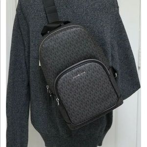 - 🌼Michael Kors Cooper logo sling pack black Men NWT $368